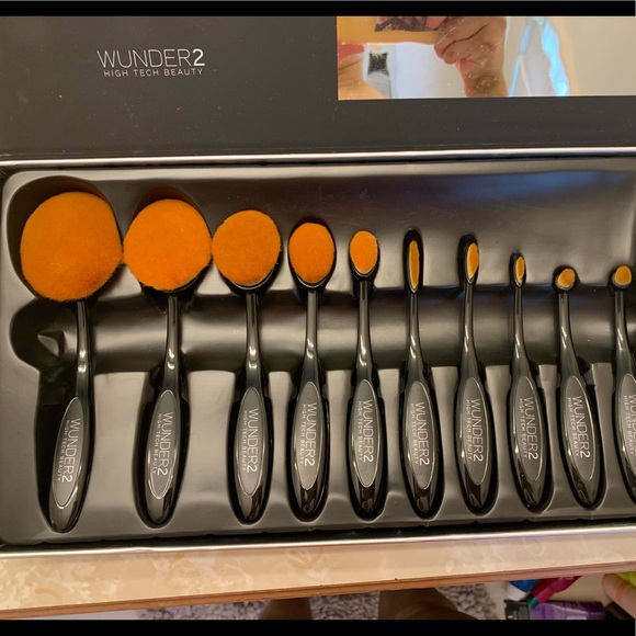 NIB Wunder2 oval makeup brush set - Picture 4 of 6